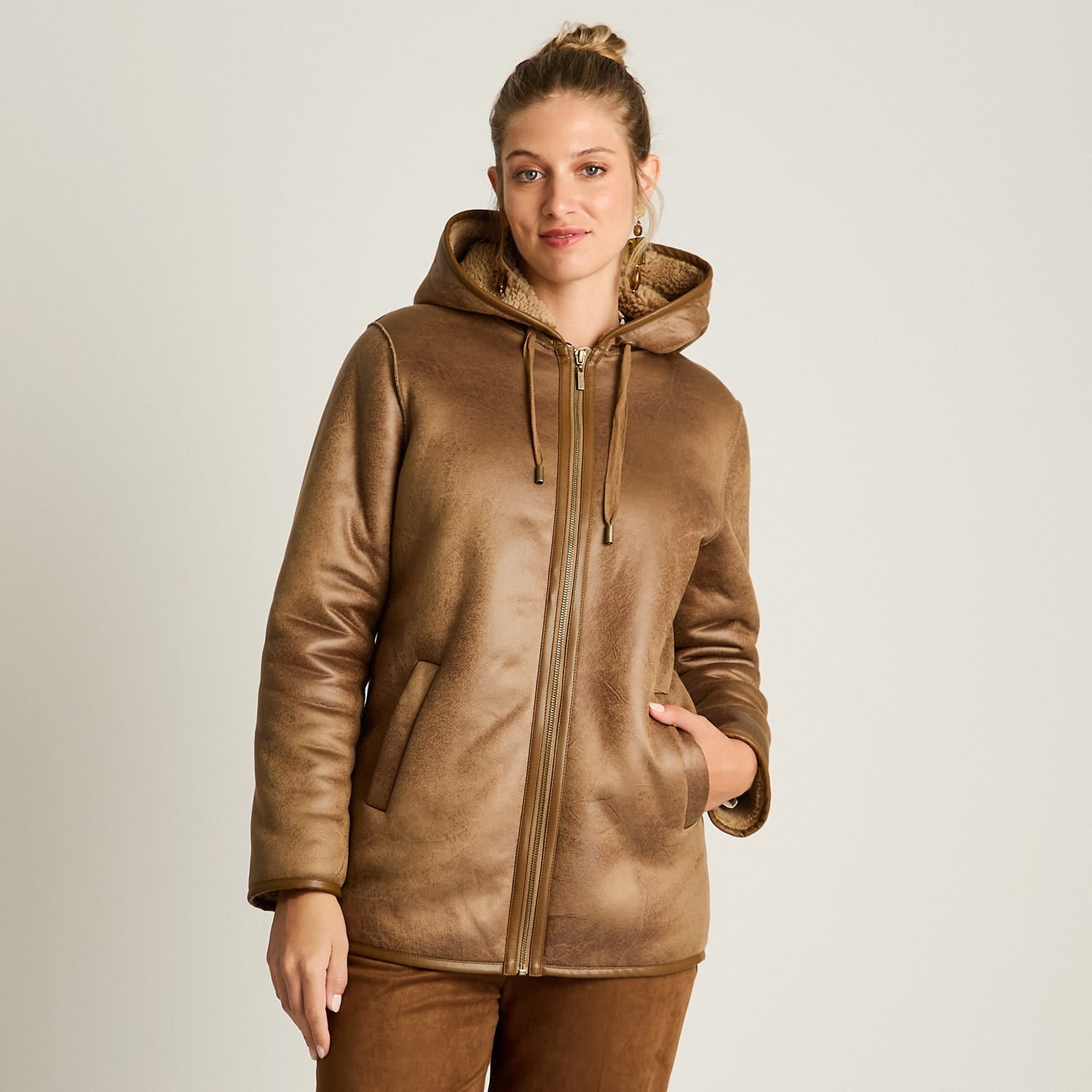 Chaqueta Camel Manga Larga Elasticidad Nula Con Forro Calce Normal Tela Bonded